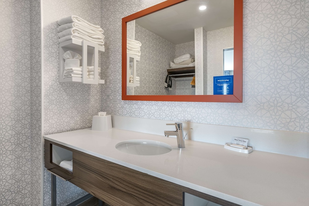 Studio, 1 King Bed, Refrigerator & Microwave (Wet bar) photo 2