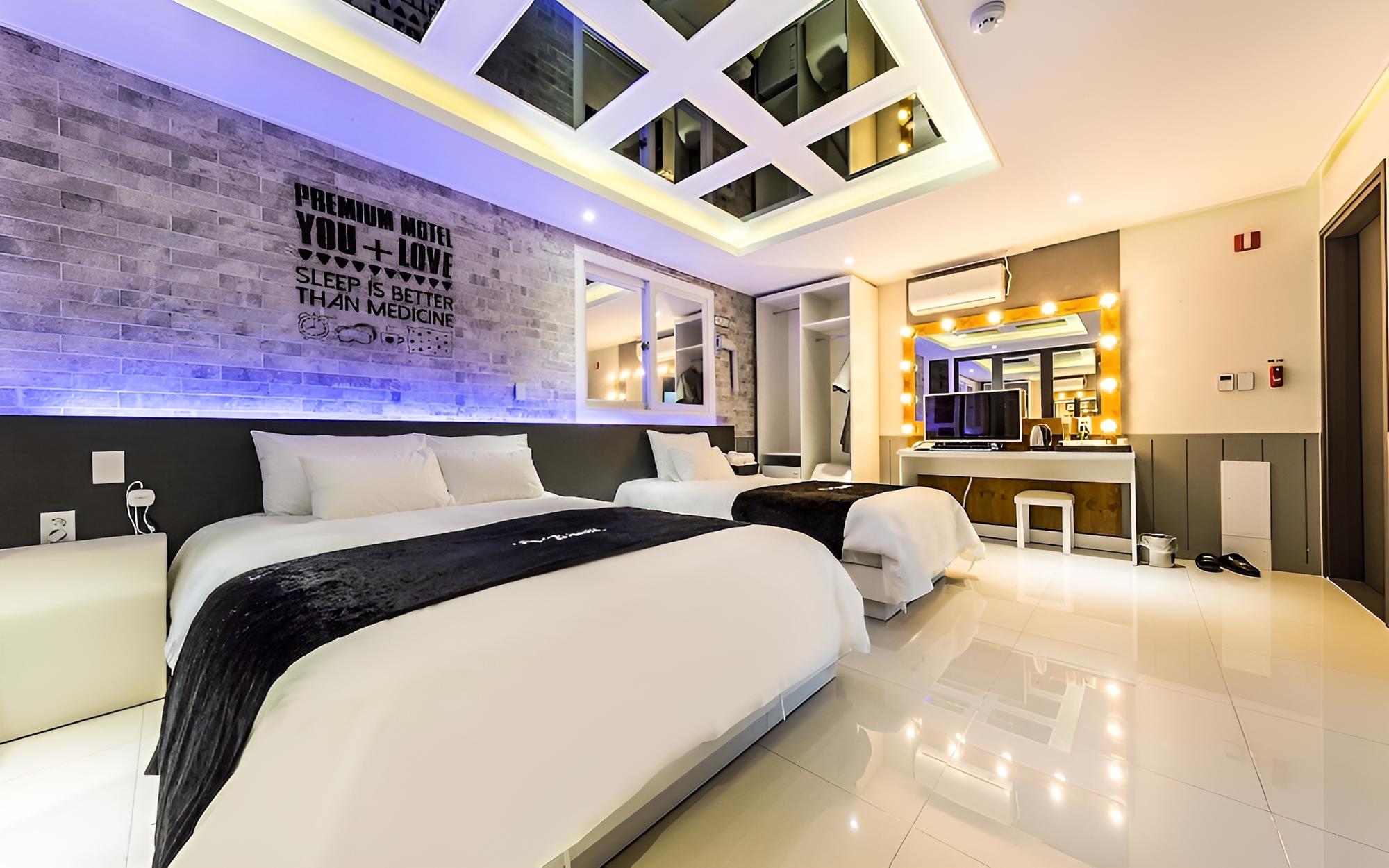 Room (Suite) - Photo 9