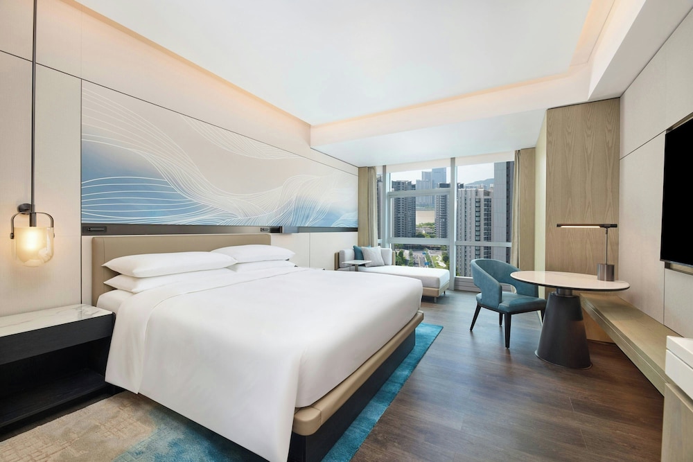 Deluxe Room, 1 King Bed, City View