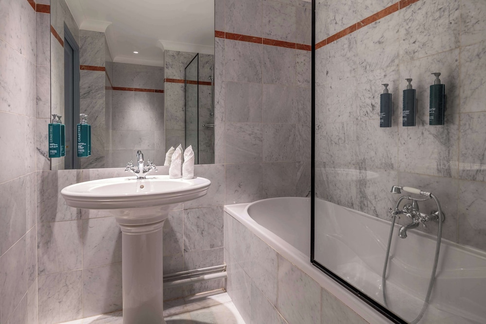 Deluxe Room, 1 King Bed - Photo 10