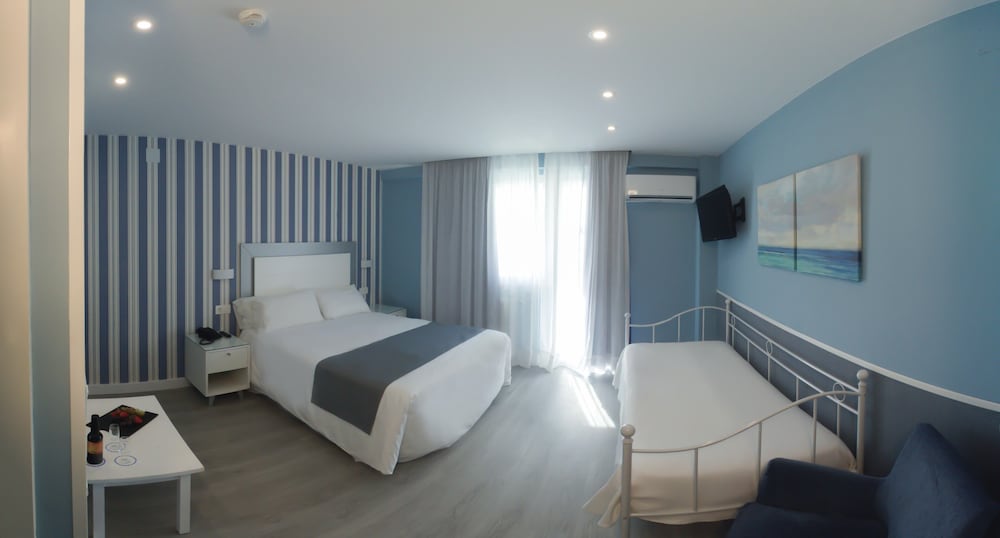 Triple Room, Pool View, Sea View - Photo 3