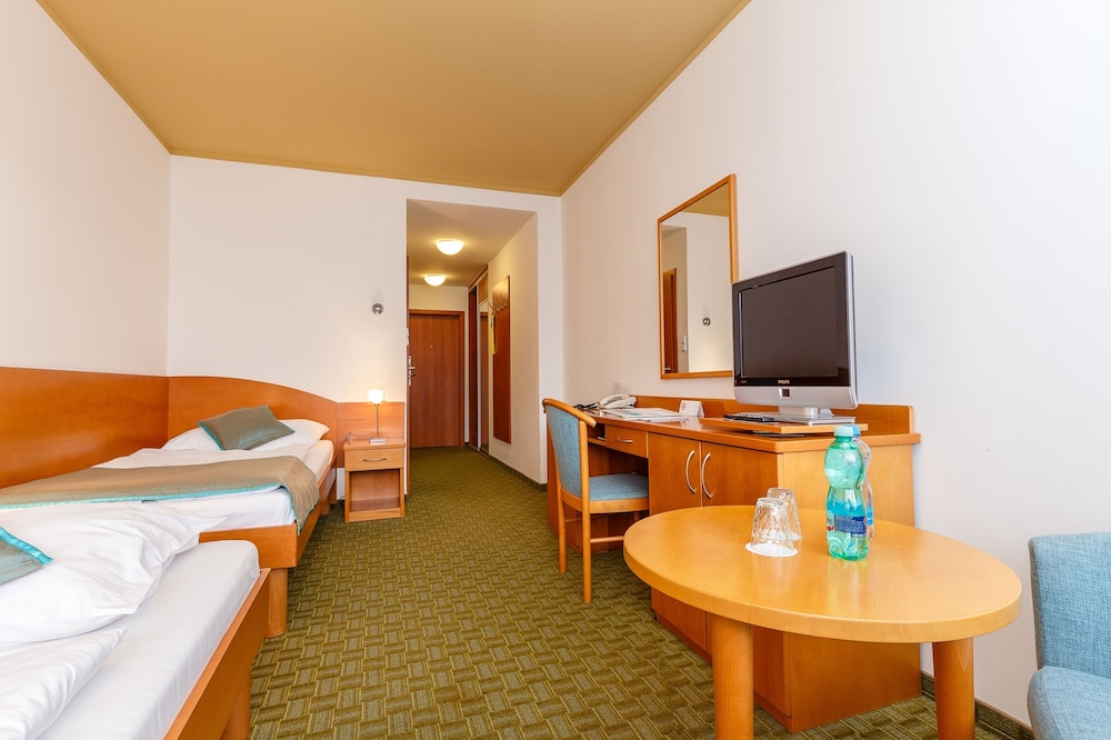 Double or Twin Room - Photo 9