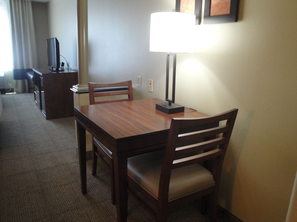 Suite, 2 Queen Beds with Sofa Bed Non Smoking - Photo 4