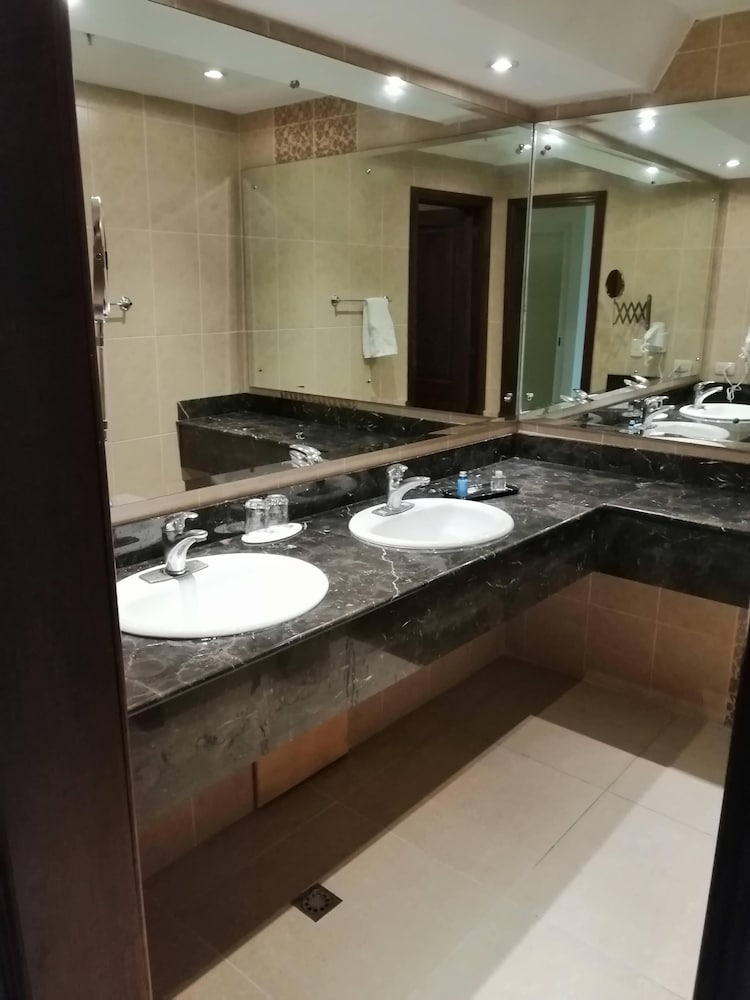 Room, 2 Double Beds, Non Smoking, City View (Exterior View) - Photo 6