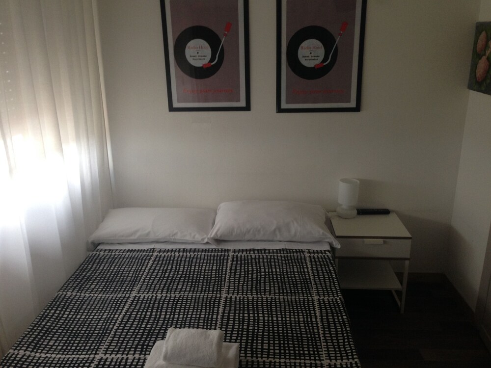 Basic Room, 1 Queen Bed, Shared Bathroom photo 1