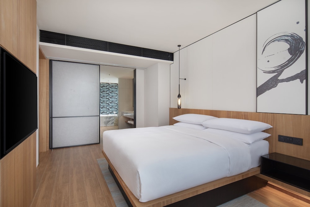 Suite, 1 King Bed, Mountain View photo 2