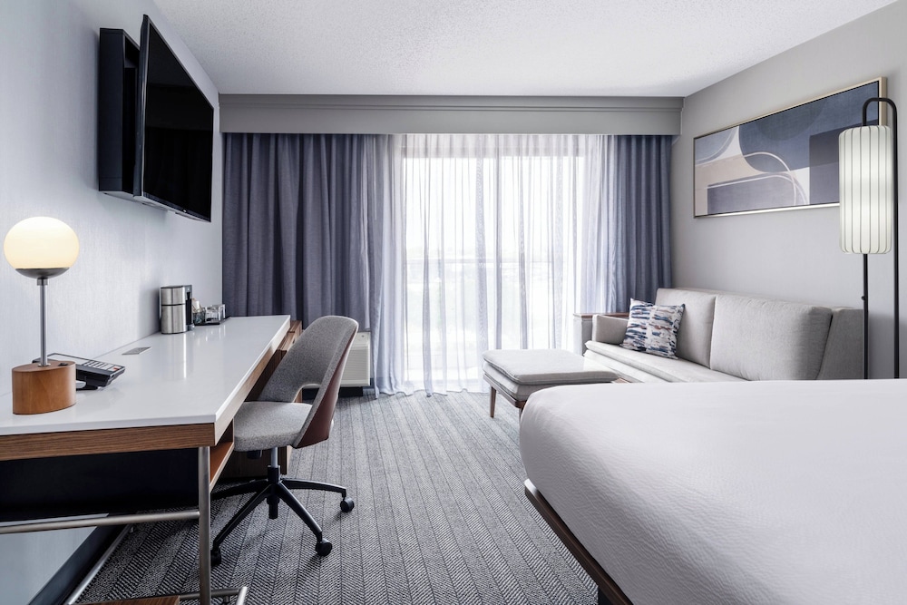 Room, 1 King Bed (Mobility/Hearing Access, Roll-In Shwr) - Photo 2