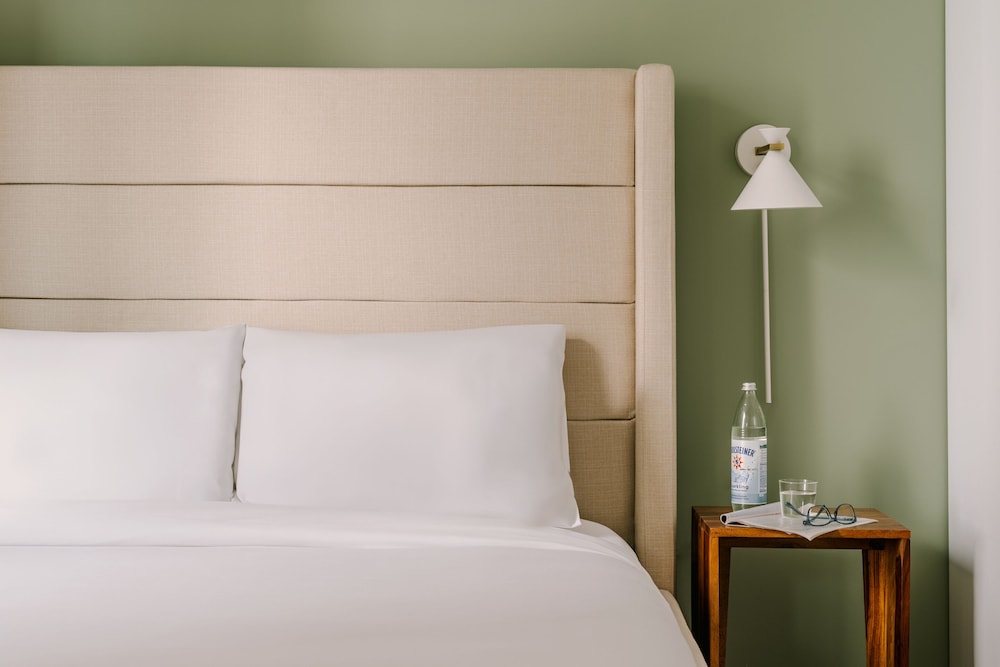Deluxe Studio, 1 Queen Bed With Sofa Bed photo 2
