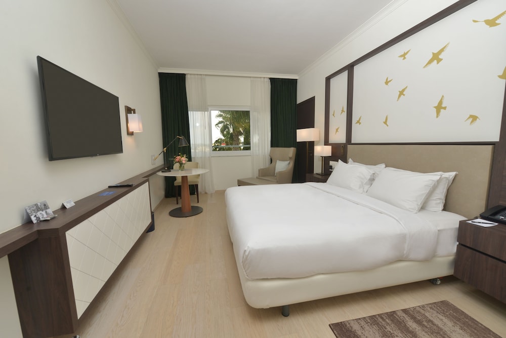 Room, 1 King Bed, Pool View - Photo 1