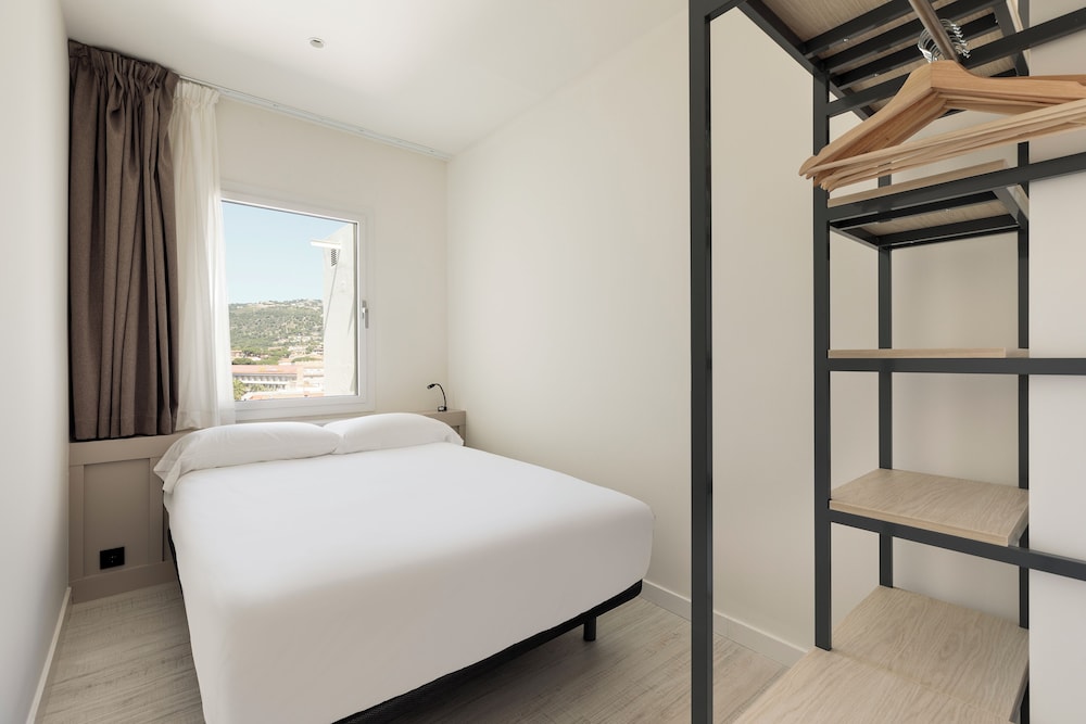 Two-bedroom apartment with sea view and air conditioning