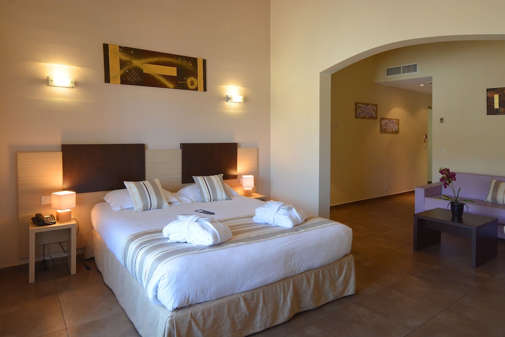 Deluxe Junior Family Room - Photo 3