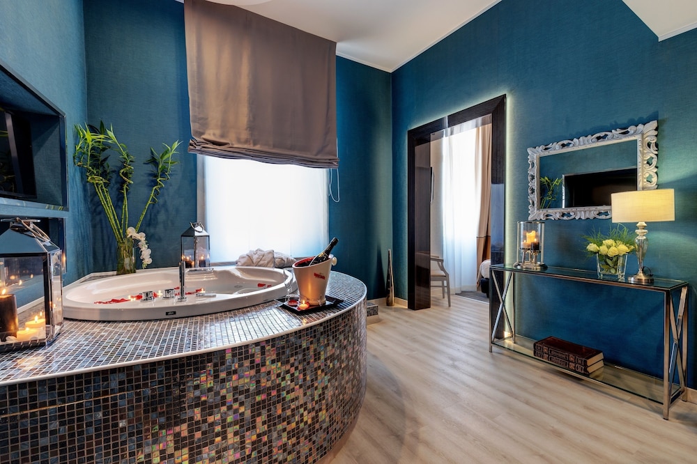 Deluxe Suite, Jetted Tub thumbnail 5