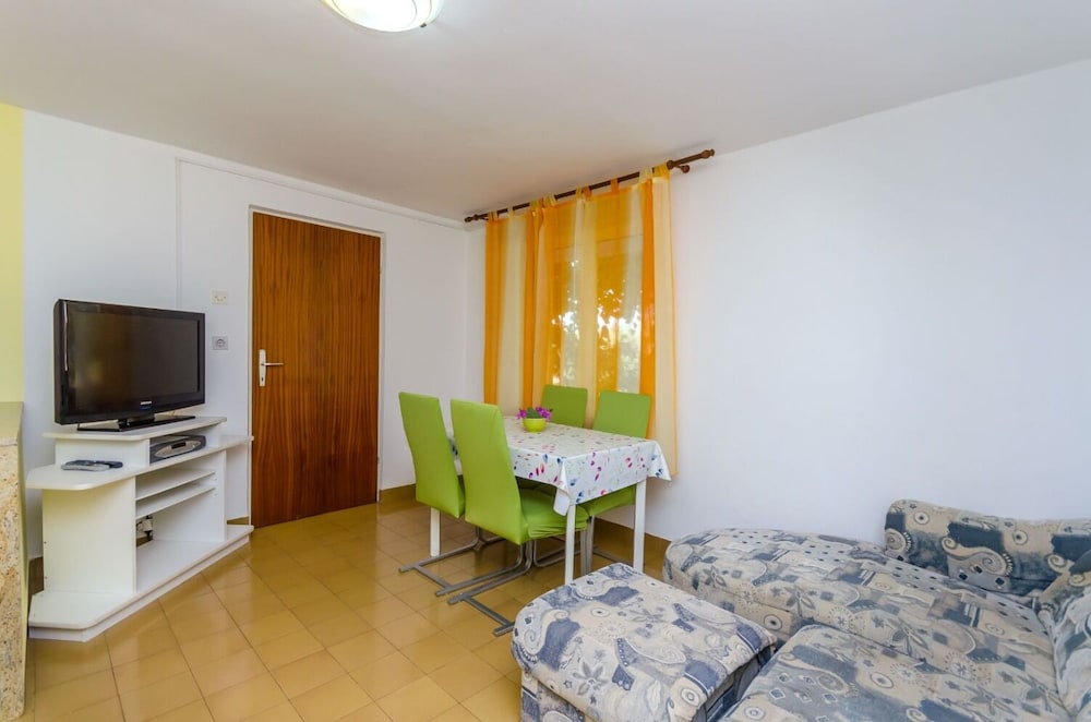 Apartment (Ljuba - nice garden - A1(2+2)) photo 3