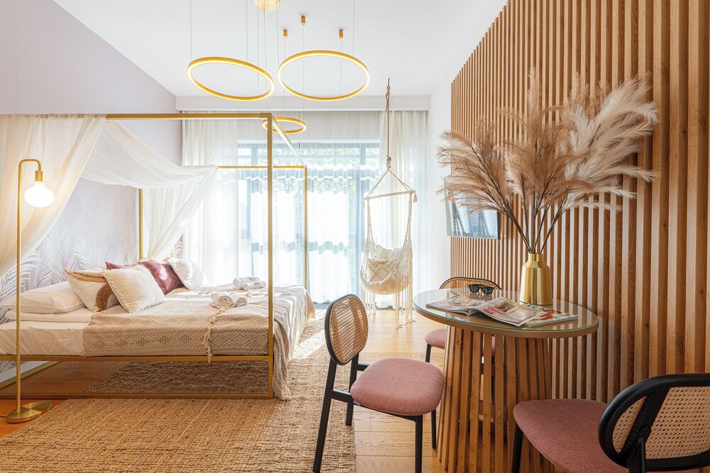 Studio Suite (I)