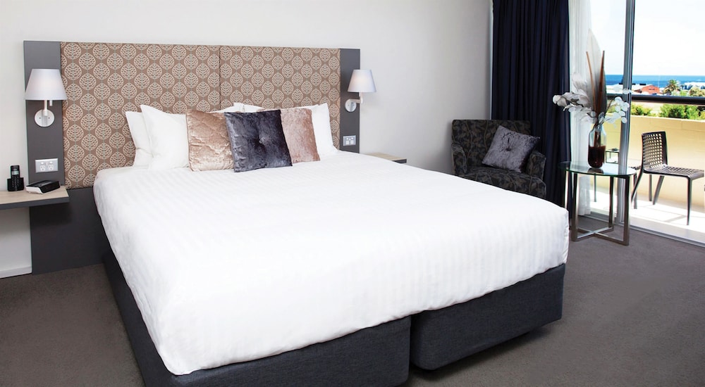 Suite, 1 King Bed, Non Smoking, Balcony (Walk-in Shower;Larger Room) photo 3