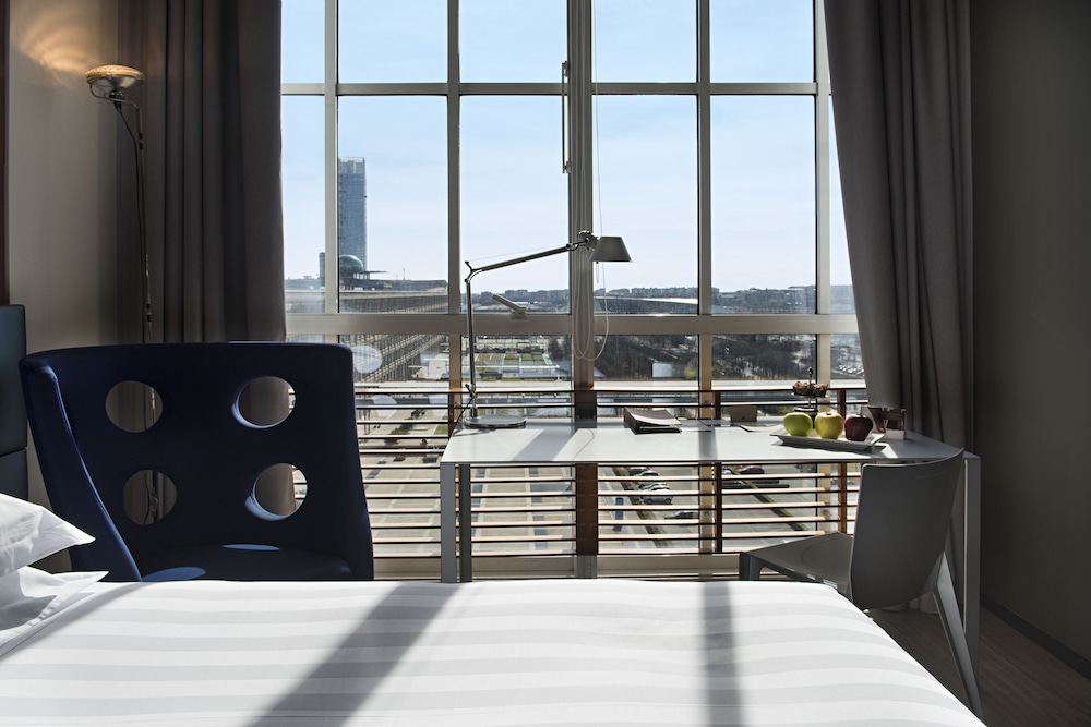 Room (Queen Guest Room with Sofa) thumbnail 5