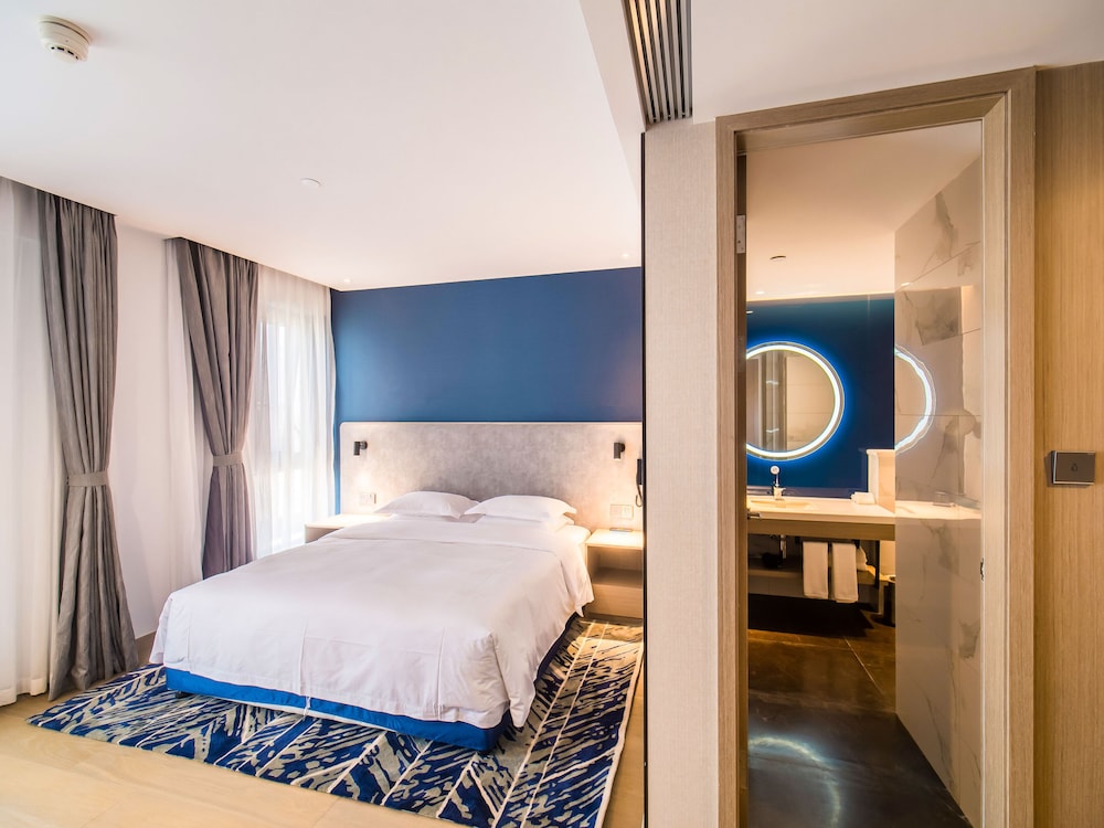 Suite, 1 King Bed, City View