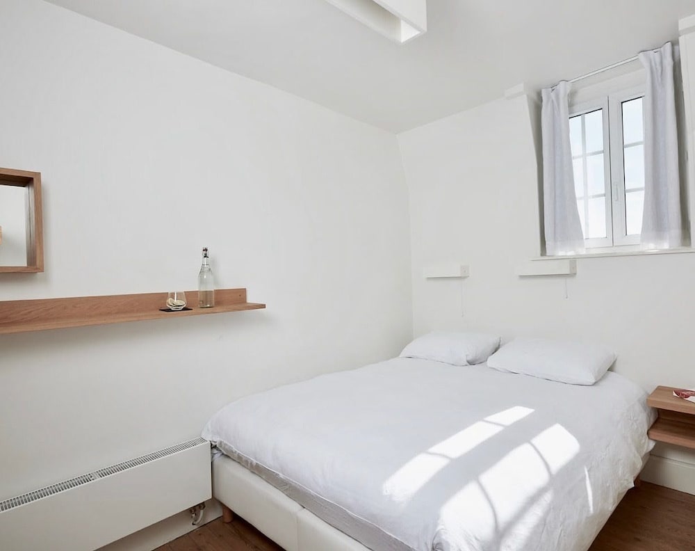 Room (8) photo 1