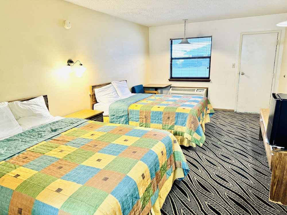 Room, 2 Queen Beds, Non Smoking, Refrigerator & Microwave photo 3