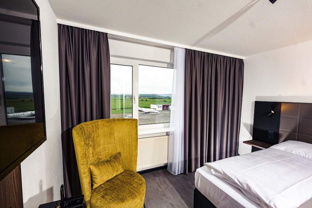 Comfort Double Room (Airport View) - Photo 4