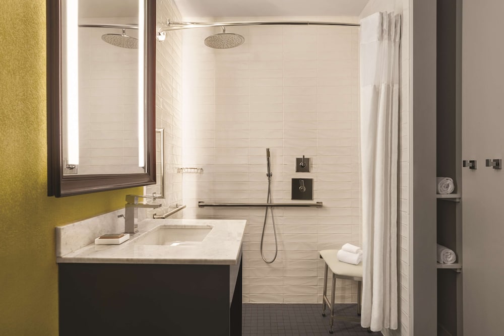 Room, 2 Queen Beds, Accessible (Mobility & Hearing, Roll-in Shower) - Photo 5