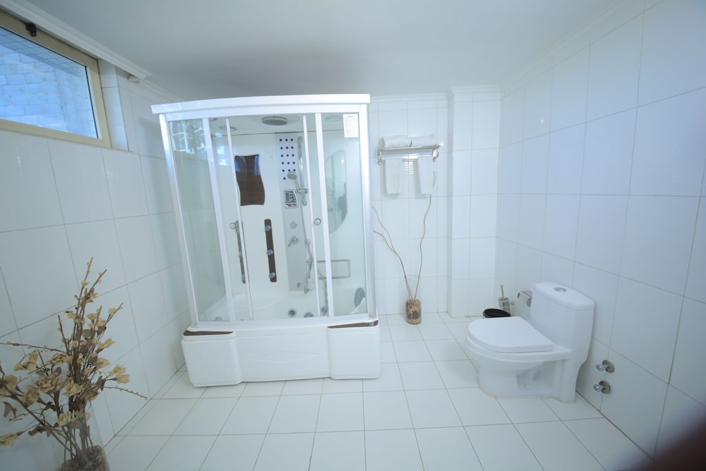 Suite - Photo 9