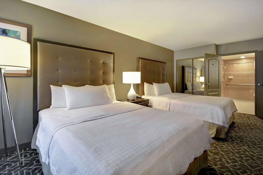 Room, 2 Queen Beds, Accessible (Hearing, Roll-in Shower) - Photo 2