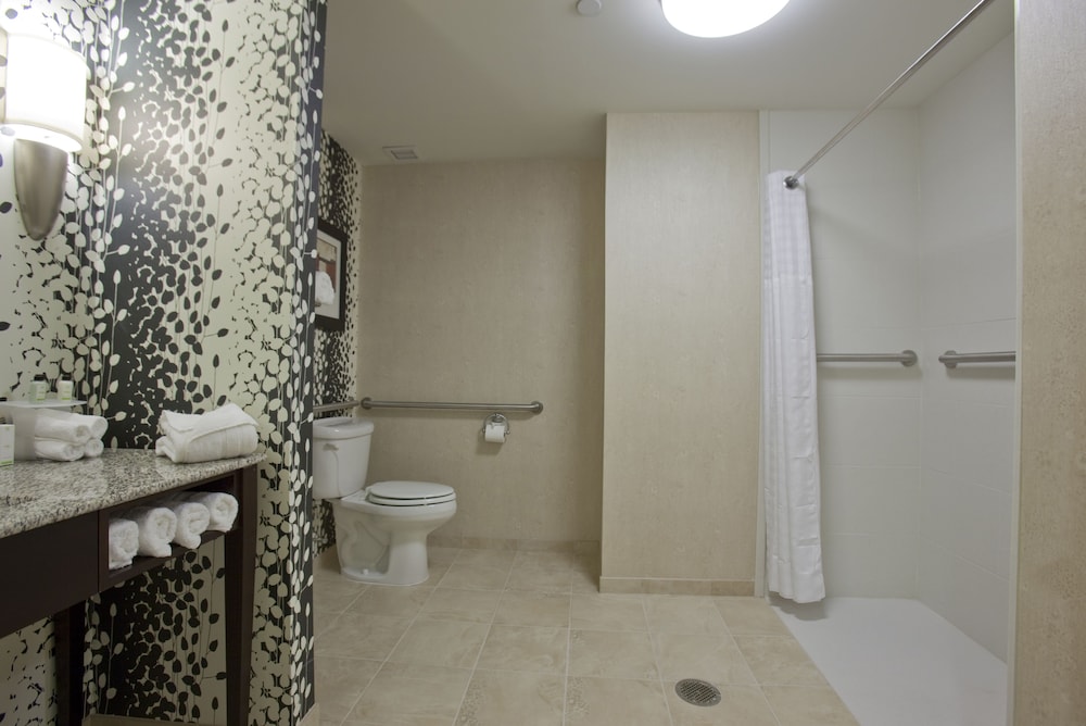 Suite, Accessible (2 Queen Beds and 1 Sofa Bed) - Photo 5