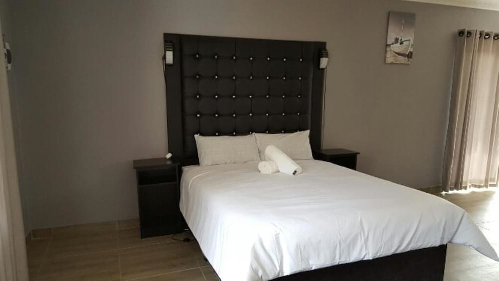 Premium Queen Suite photo 3