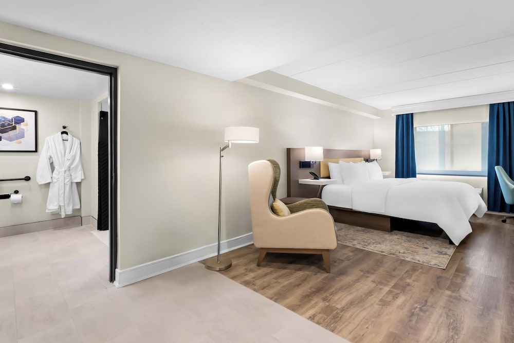 Suite, 1 King Bed, Roll-in Shower photo 1