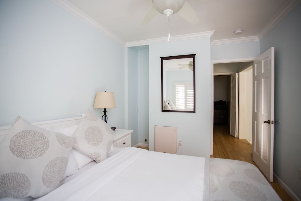 Superior Suite, 1 Queen Bed, Non Smoking thumbnail 6