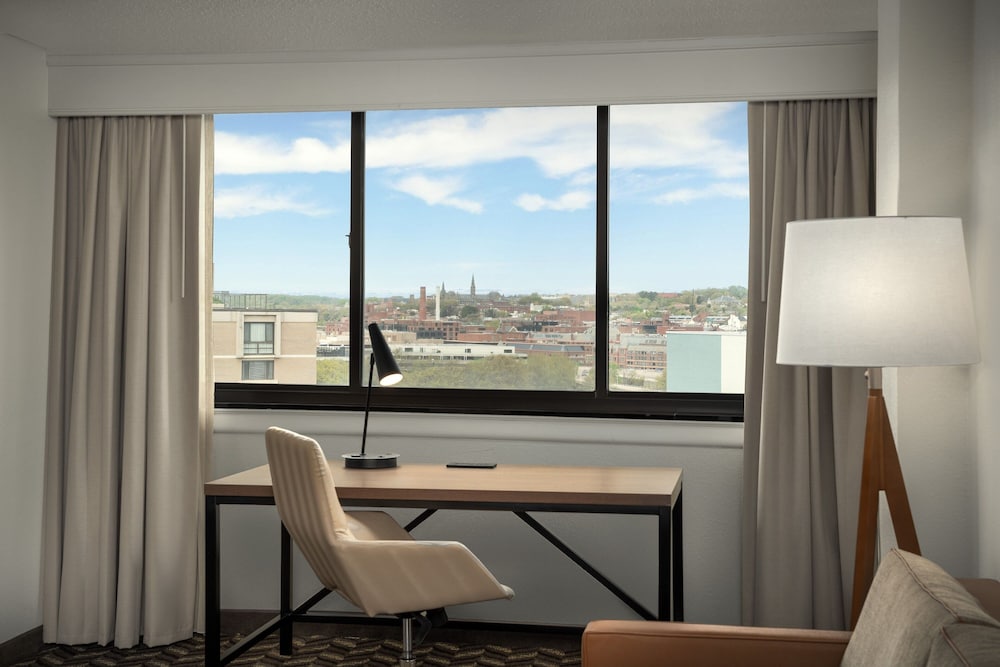 Suite, 1 Bedroom, Corner - Photo 2