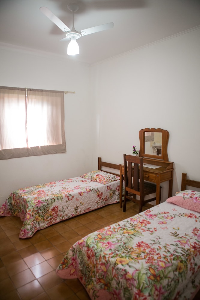 Economy Room (Bathroom In Hallway Shared) photo 1