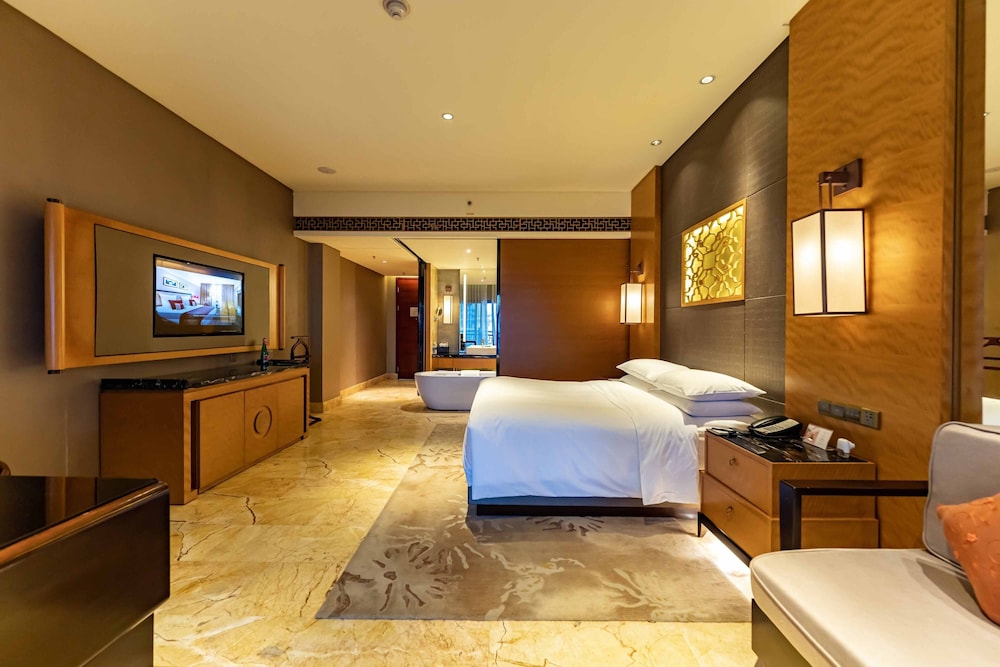 Club Room, 1 King Bed, Balcony, Ocean View photo 3