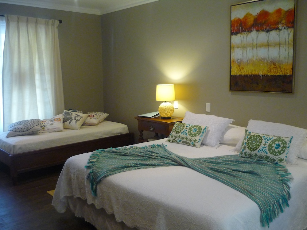 Deluxe Suite, 1 King Bed, Pool View photo 3
