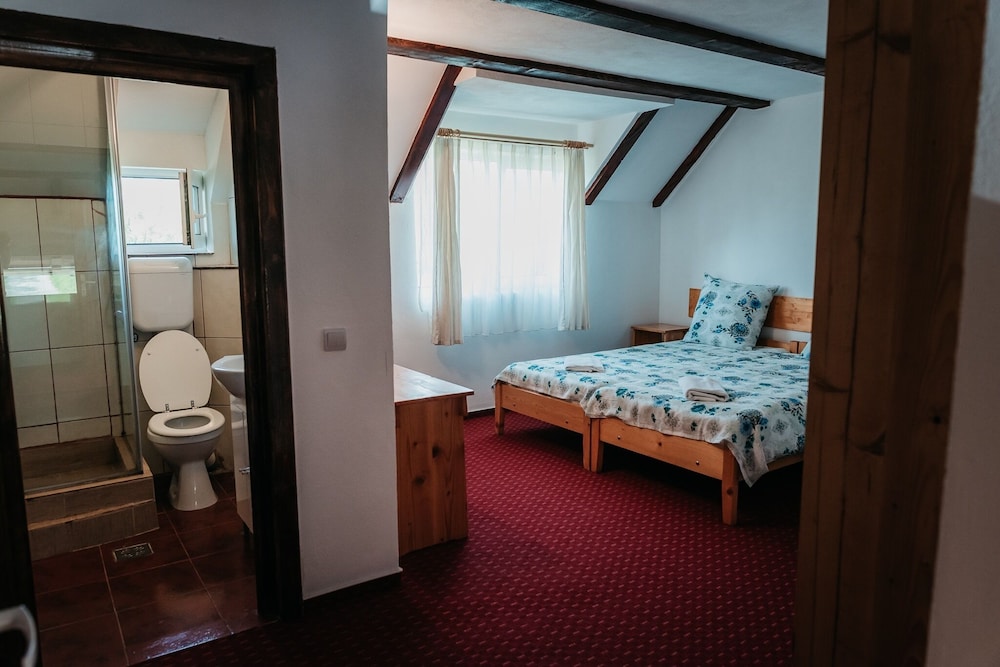 Triple Room, Private Bathroom, Garden View photo 1
