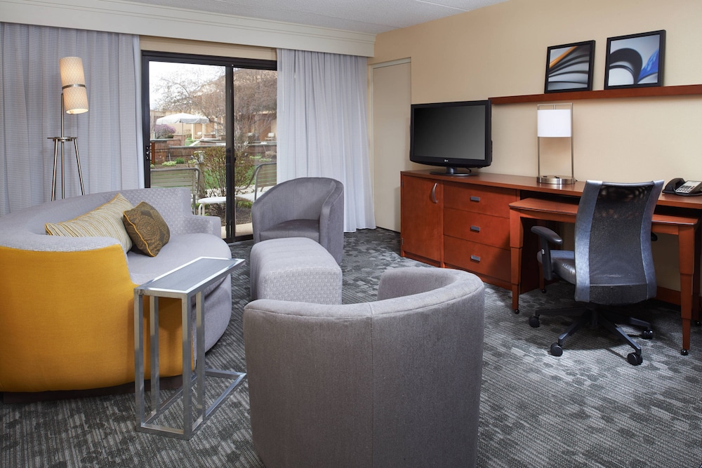 Suite, 1 Bedroom - Photo 7