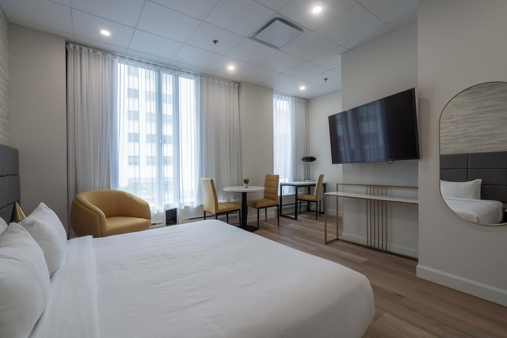 Suite, 1 King Bed, Non Smoking - Photo 3
