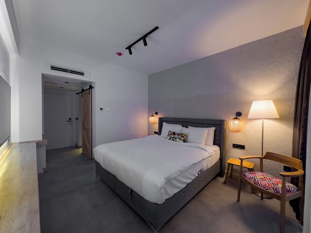 Classic Room, 1 King Bed, Non Smoking, Balcony - Photo 13