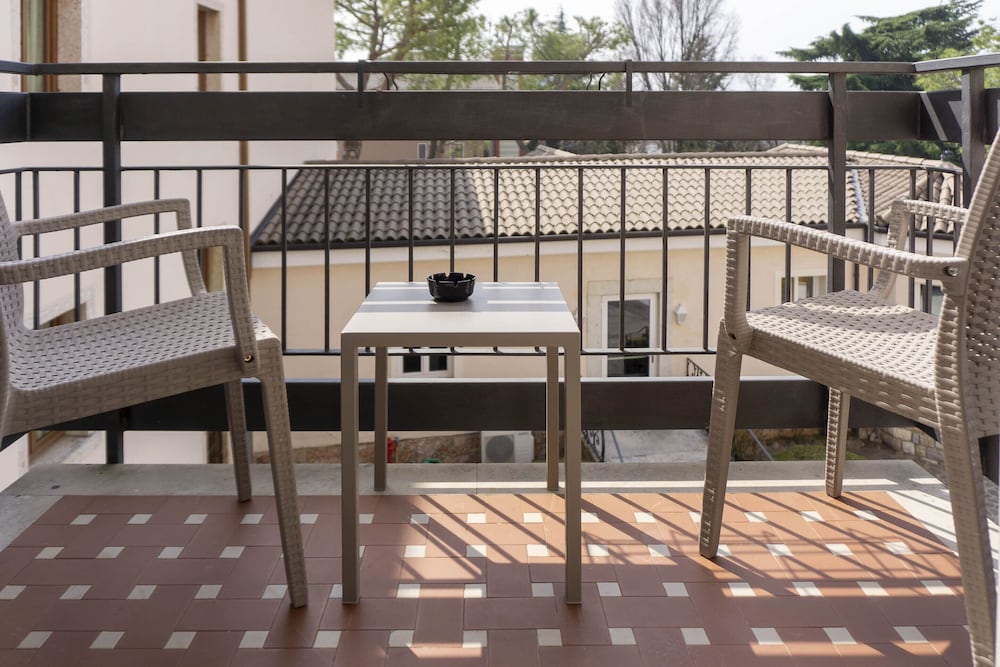 Superior Double or Twin Room, Balcony, Partial Lake View photo 3