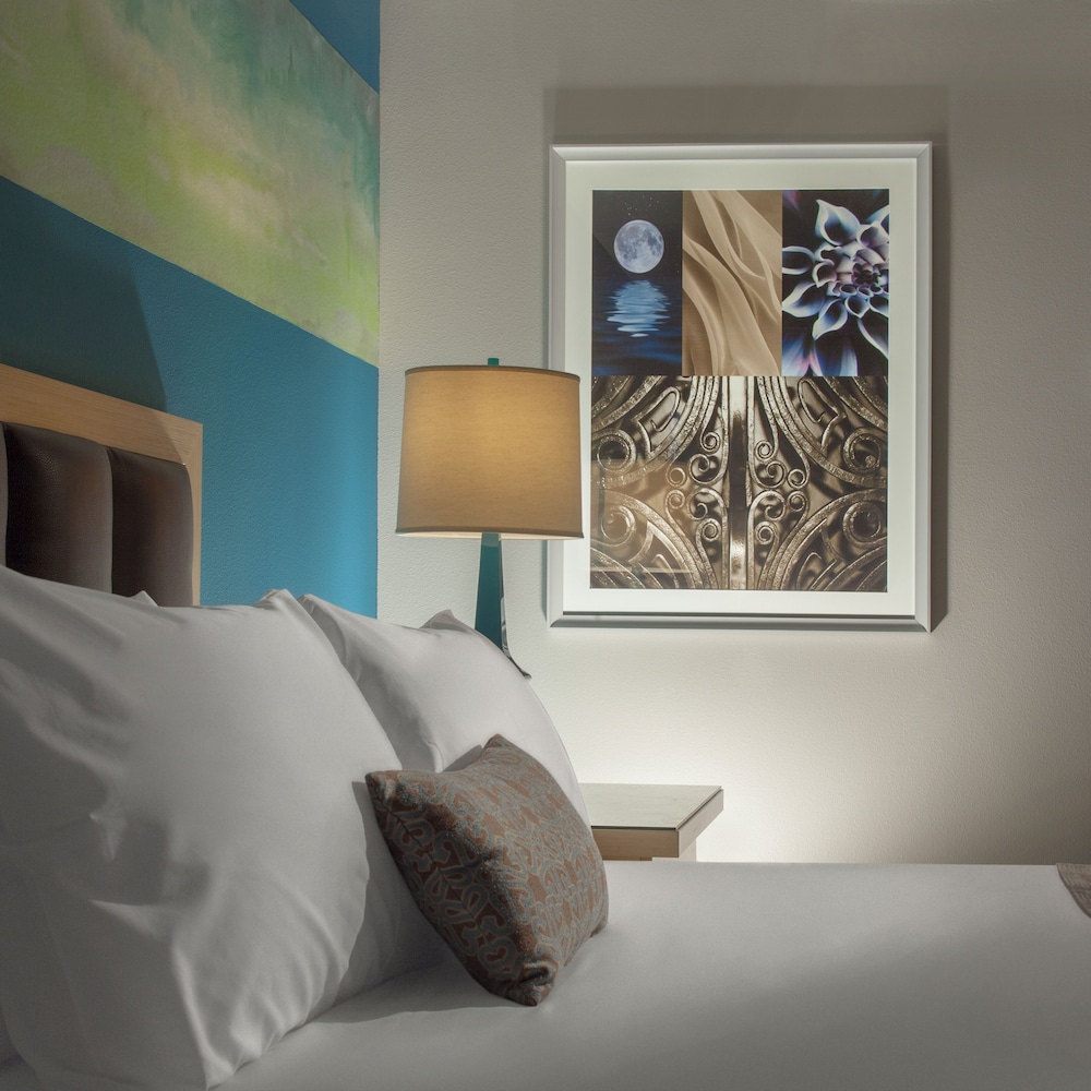 Grand Room, 1 King Bed (Deluxe) - Photo 3