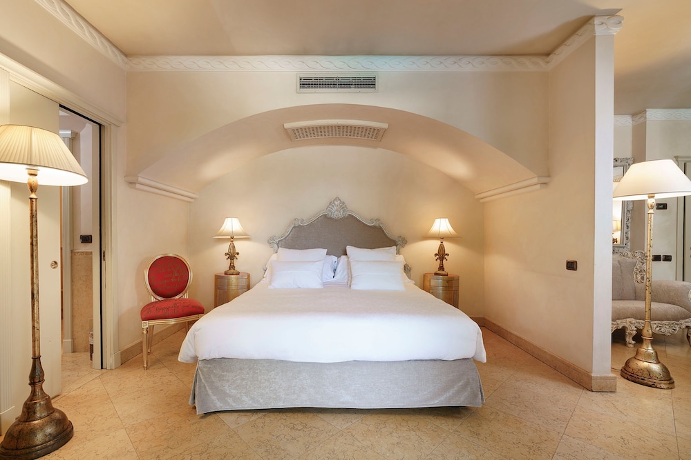Luxury Suite, Balcony - Photo 1