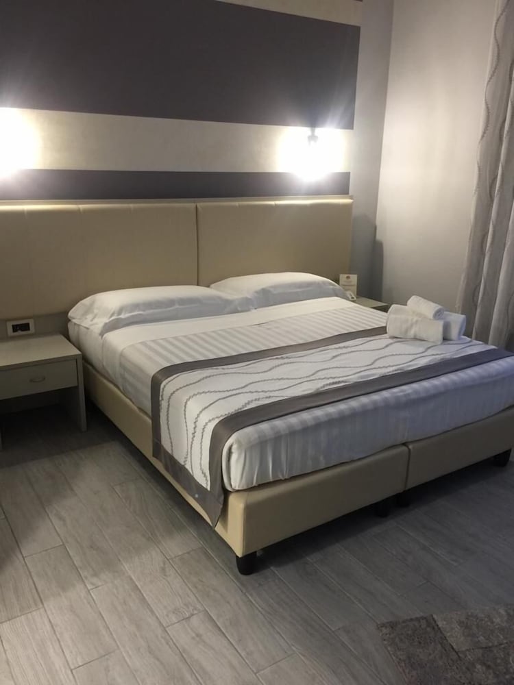 Standard Double Room - Photo 3