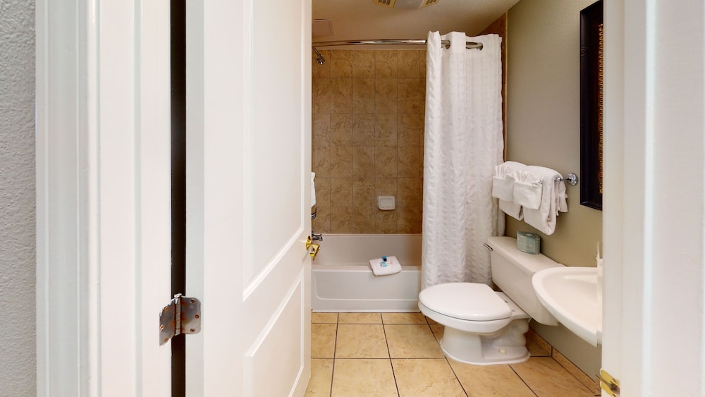 Deluxe Studio, 2 Queen Beds, Oceanfront - Photo 6