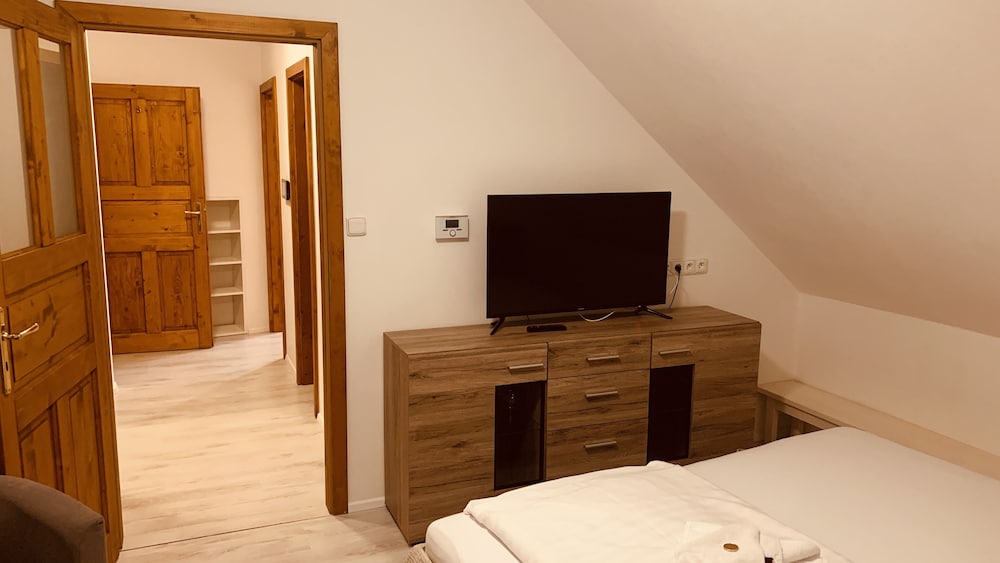 Classic Studio Suite, 1 King Bed, Kitchenette, City View photo 3
