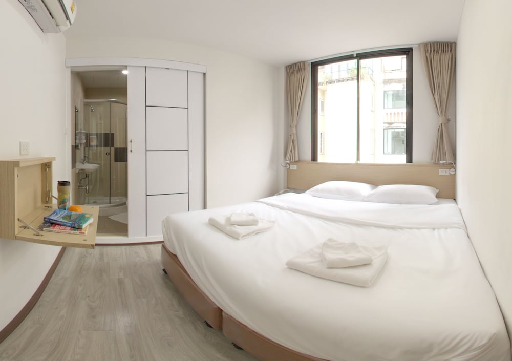 Economy Twin Room, 1 King Bed photo 1