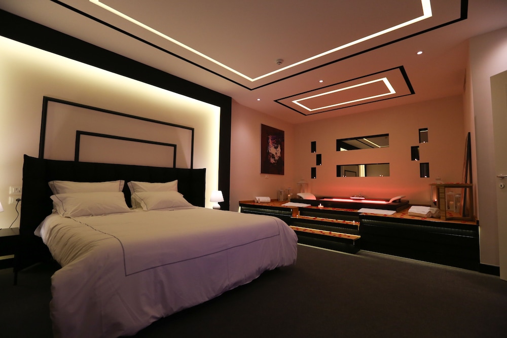 Suite with In-Room Jacuzzi, Double Bed, and Living Space photo 2