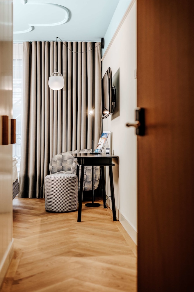 Business Room, 1 Queen Bed, Refrigerator (Converts to 2 Twin Beds) - Photo 6
