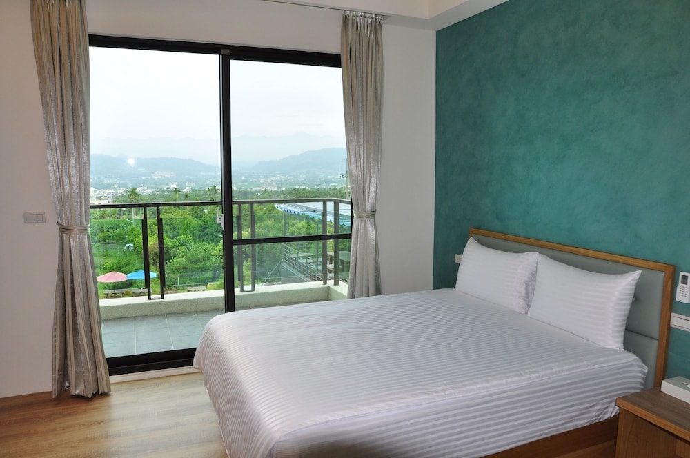 Comfort Room, 2 Queen Beds, Mountain View (305) photo 1