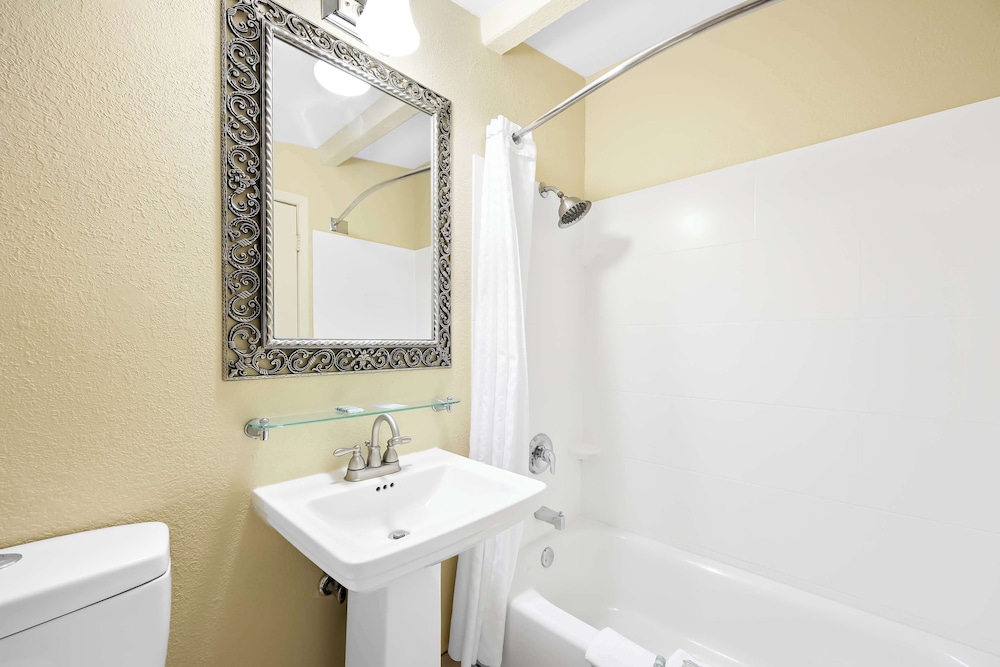 Standard Room, 1 Queen Bed, Non Smoking, Refrigerator & Microwave - Photo 4